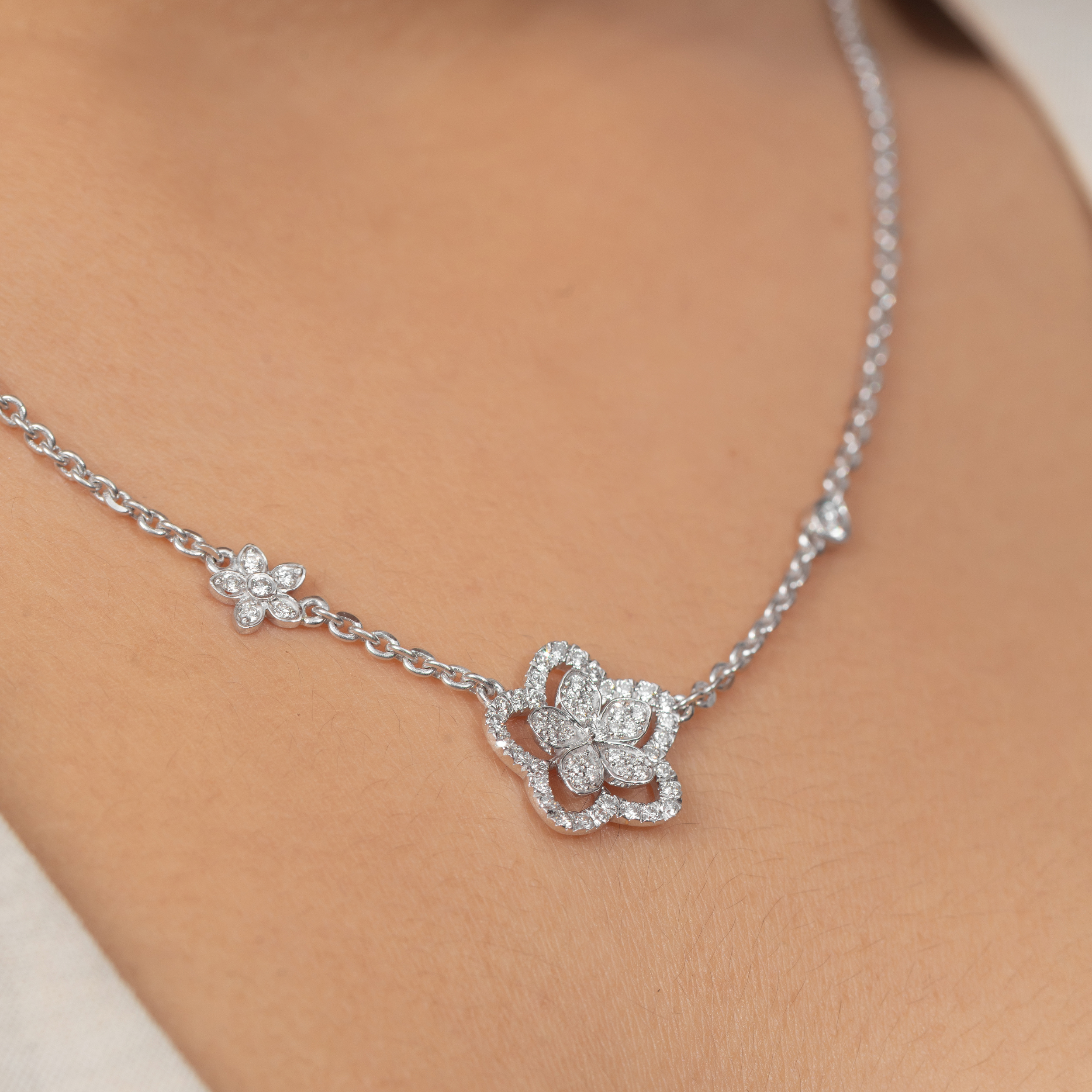 Dainty Daisy Pendant